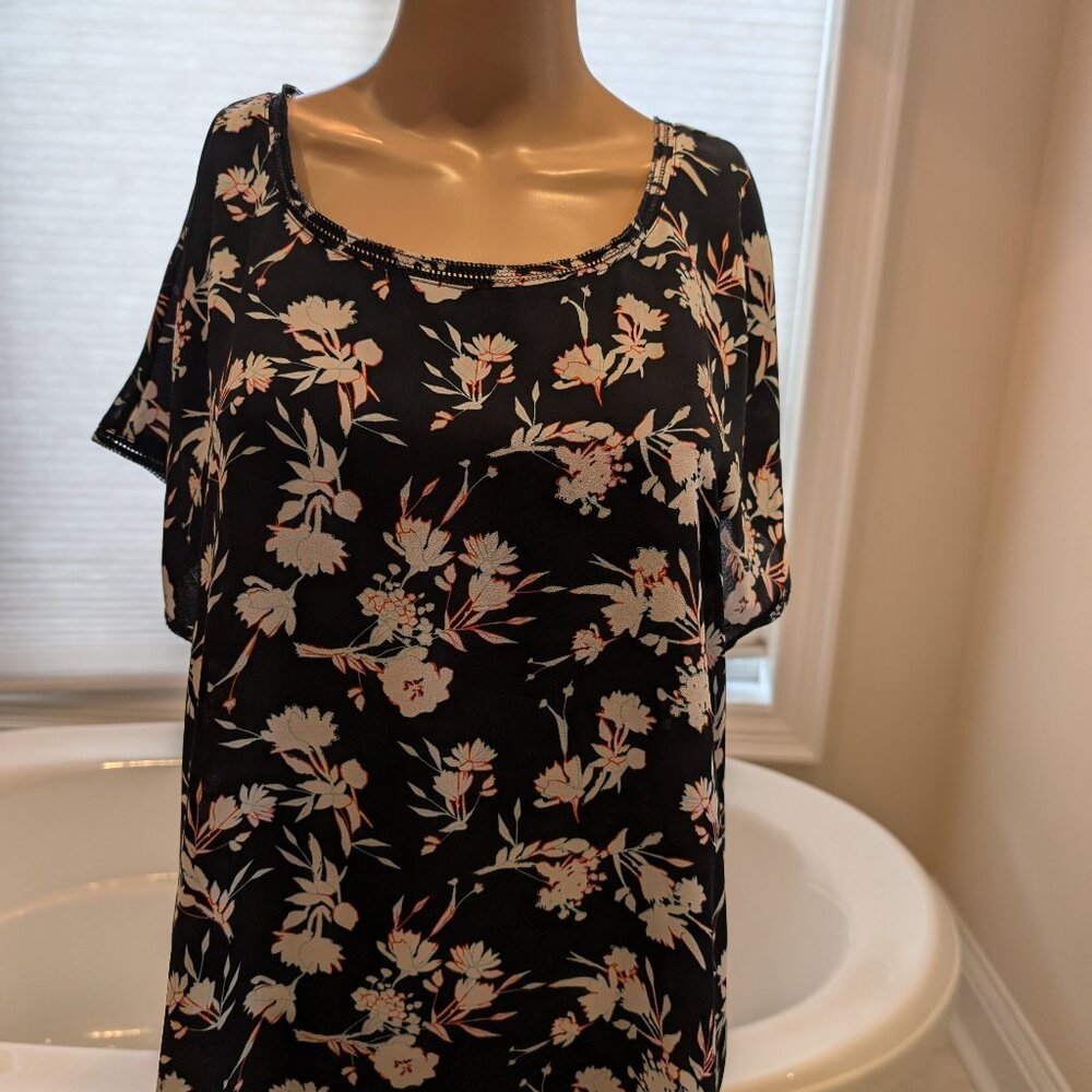 Banana Republic Short Sleeve Top Black w/ Pastel Flowers Size Medium